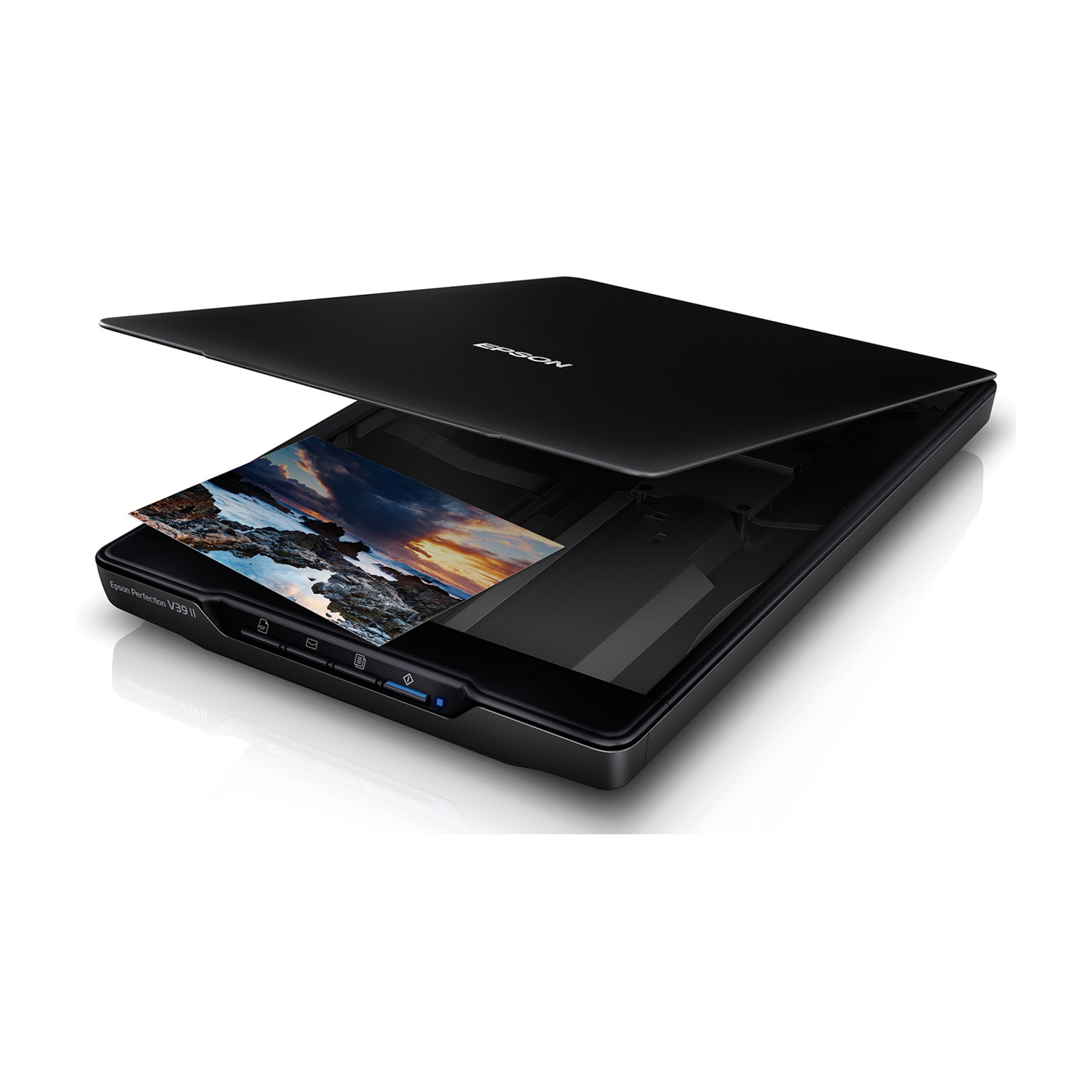 Scanner Epson nero con coperchio aperto, che scansiona un'immagine di una costa rocciosa al tramonto. Lo scanner è su una superficie bianca.
