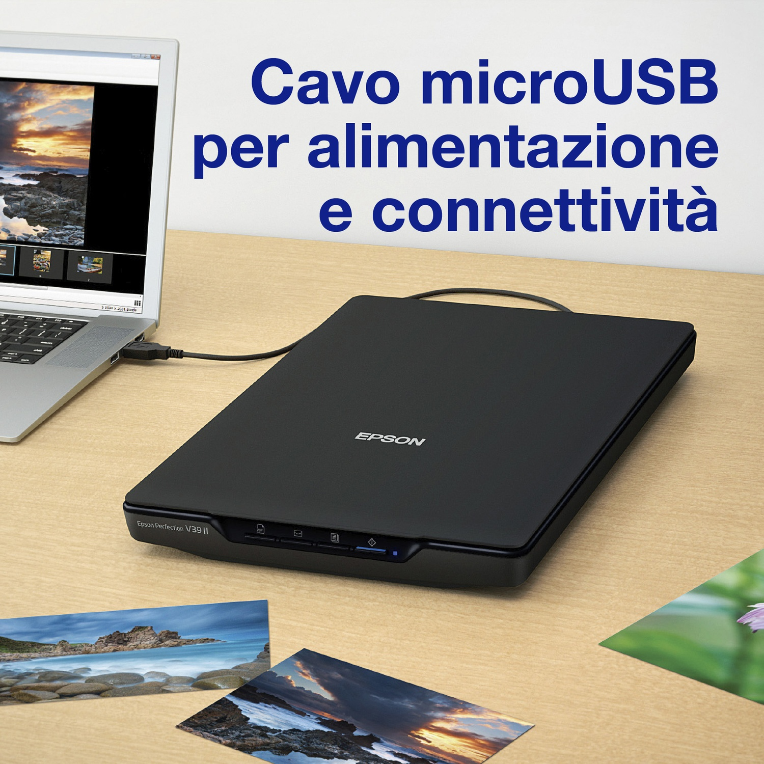 Uno scanner Epson nero è collegato a un laptop. Le foto sono sul tavolo. Testo italiano: cavo microUSB.