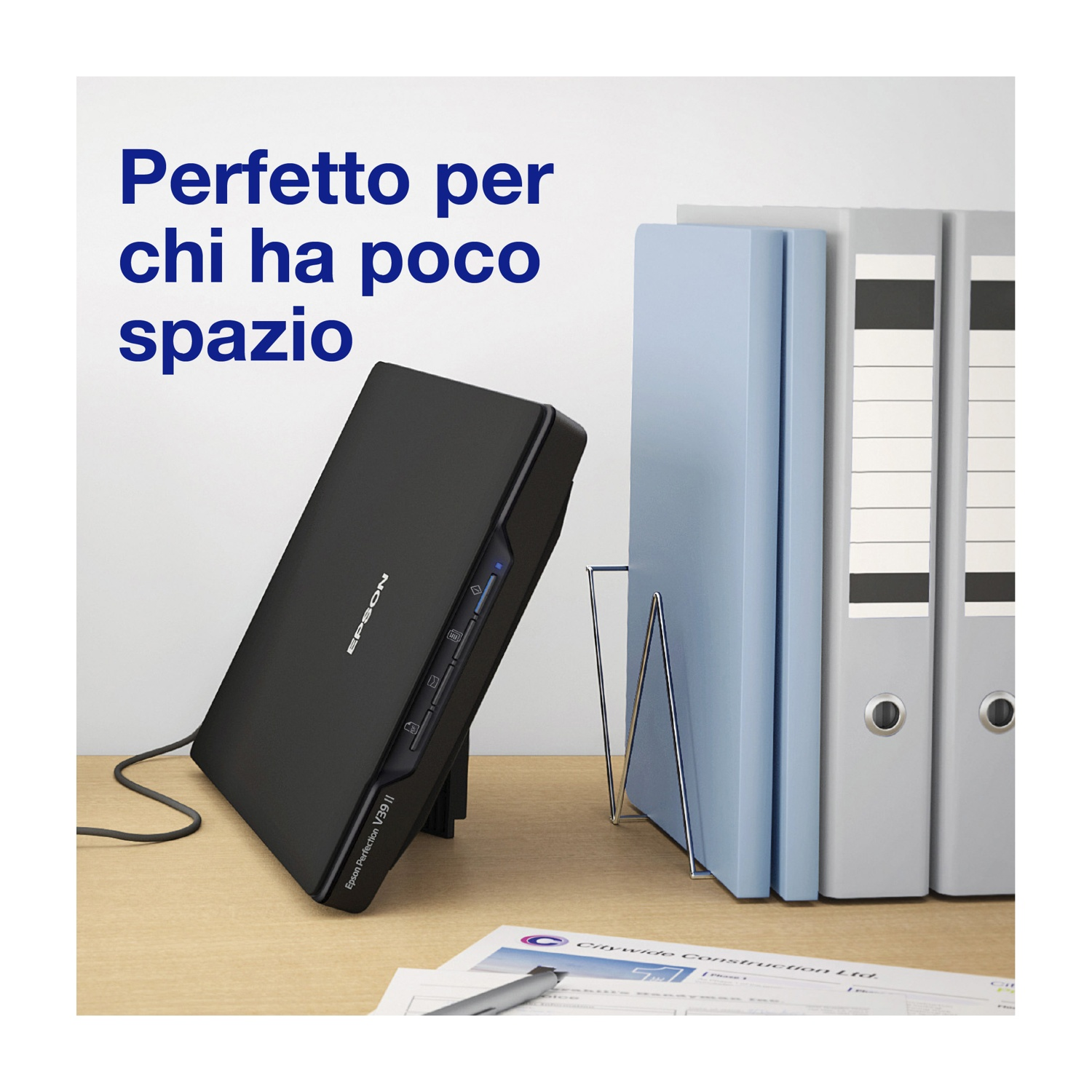 Uno scanner Epson nero su una scrivania, accanto a raccoglitori blu e grigi. Testo: 'Perfetto per chi ha poco spazio'.