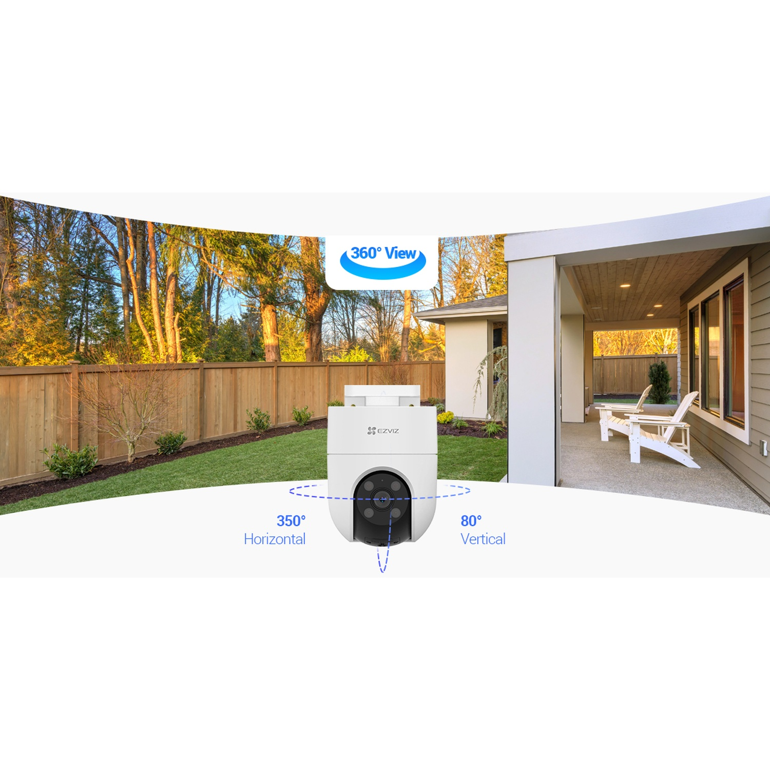 Una telecamera di sicurezza bianca con vista a 360°, che monitora un cortile con recinzione in legno, prato, alberi e una casa con sedie.