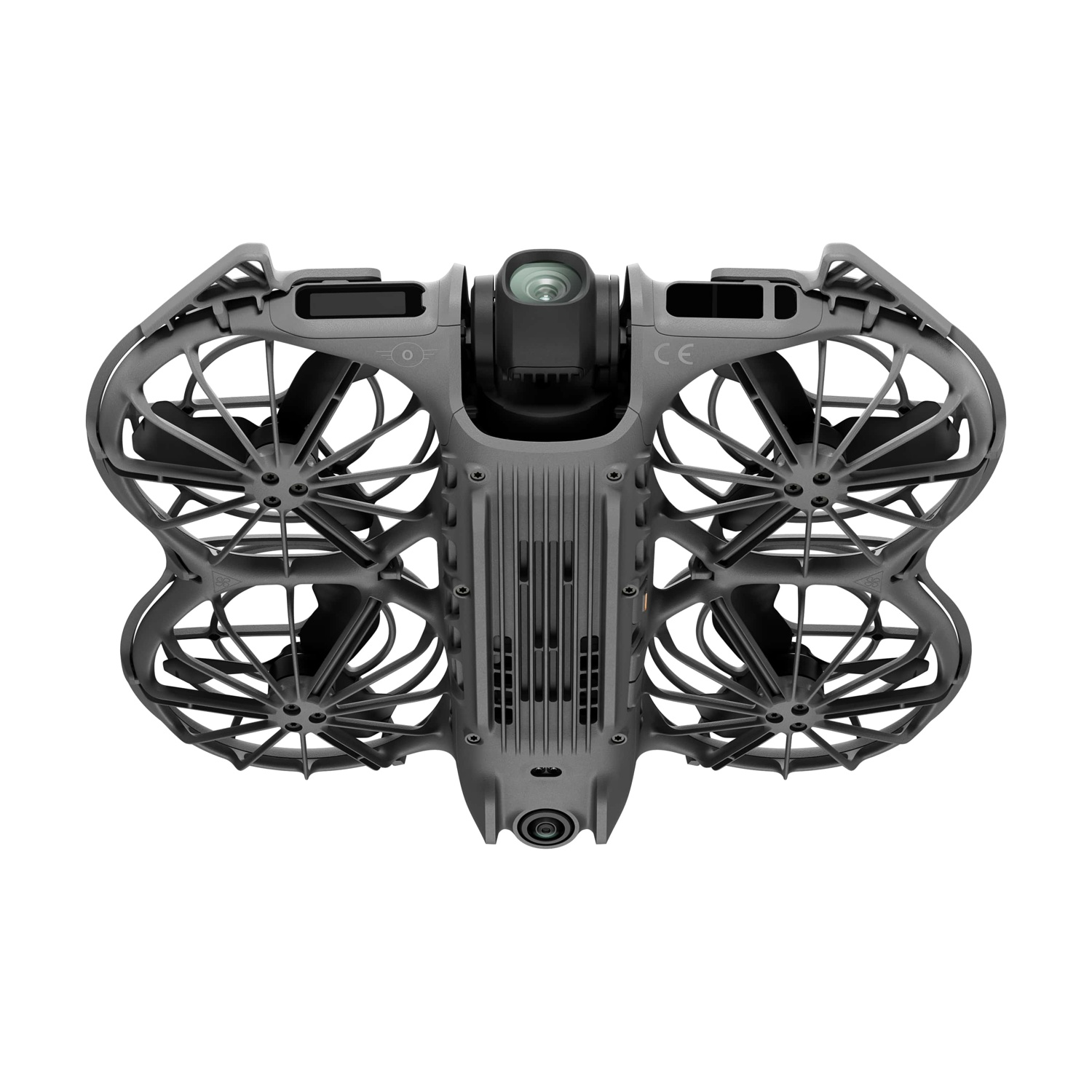 Un drone grigio con più eliche è centrato su sfondo bianco. Il drone ha una fotocamera e un marchio CE.