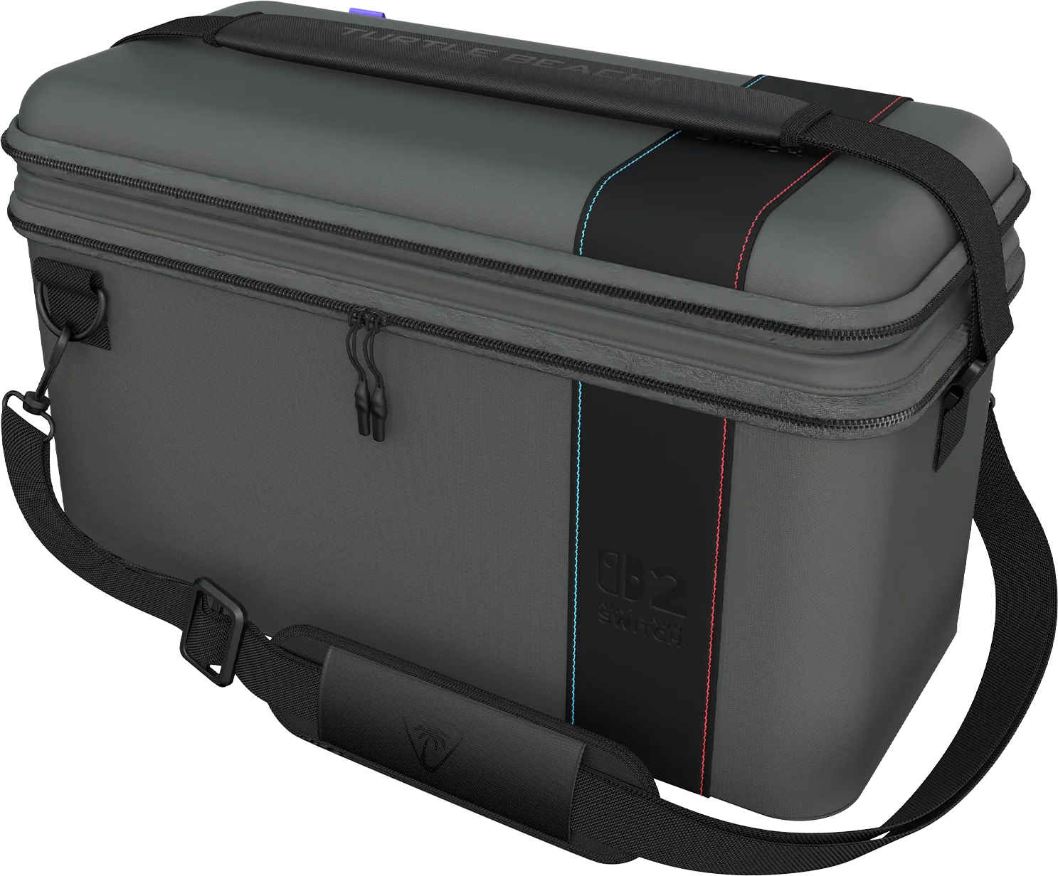 Un sac gris Turtle Beach avec des accents noirs, une bandoulière et des coutures bleues et rouges. Le sac est rectangulaire.