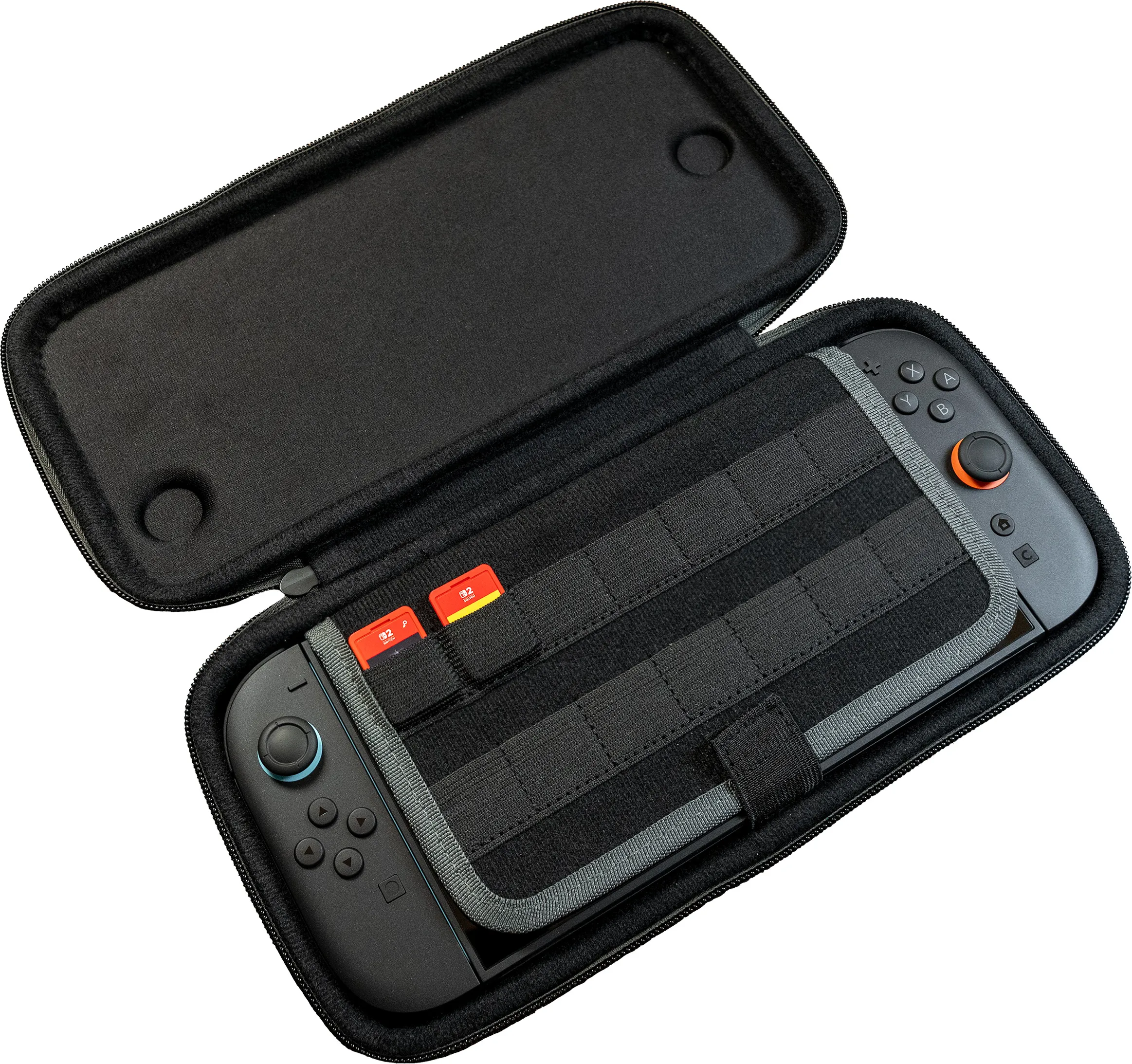 Étui Switch noir ouvert avec Switch à l'intérieur. Deux cartes SD rouges sont visibles. L'étui est sur fond blanc.