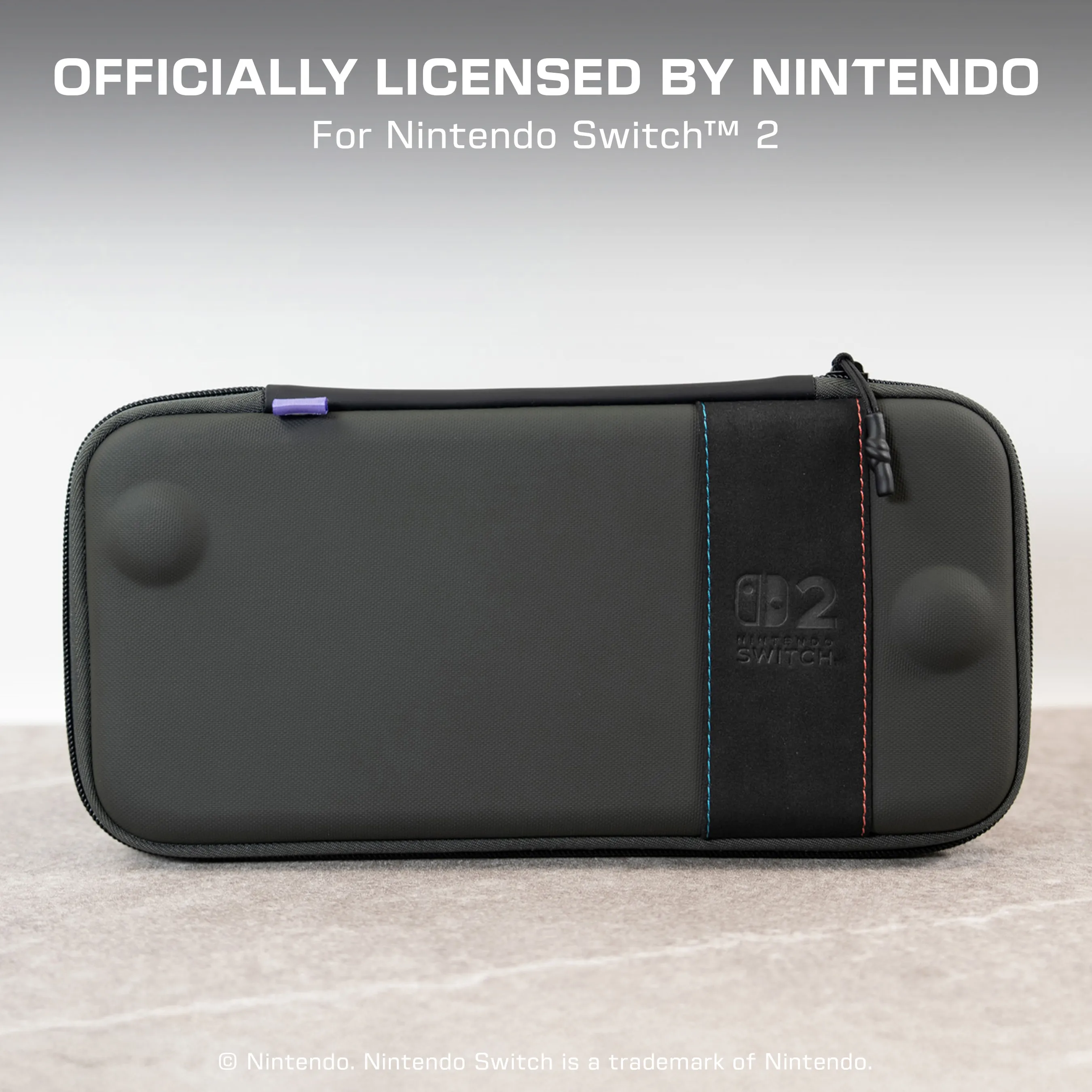 Une housse noire pour Nintendo Switch. Elle a une fermeture éclair noire, une bande noire et le logo Nintendo Switch.