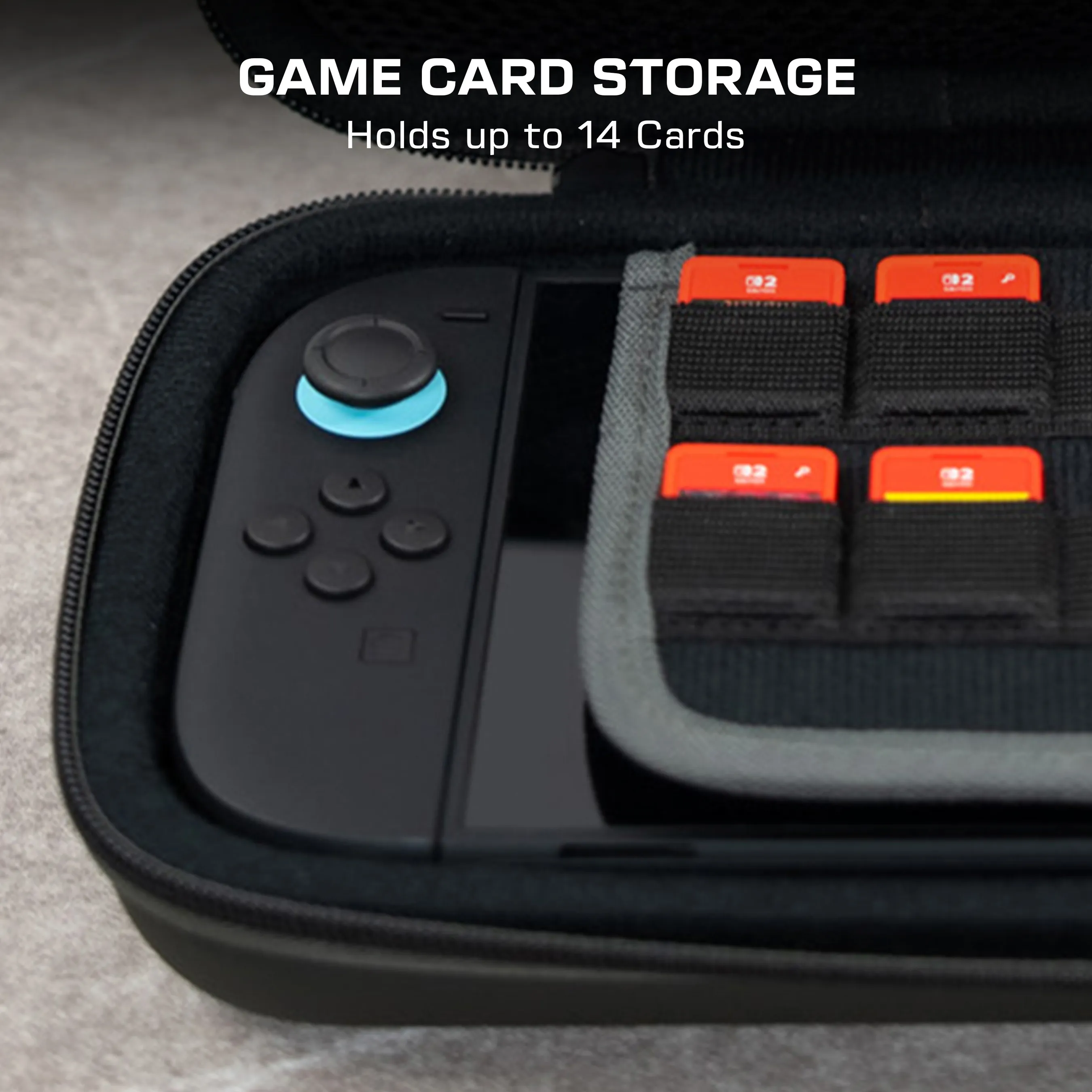 Étui noir pour console de jeu avec une console et des cartes de jeu. L'étui est ouvert.
