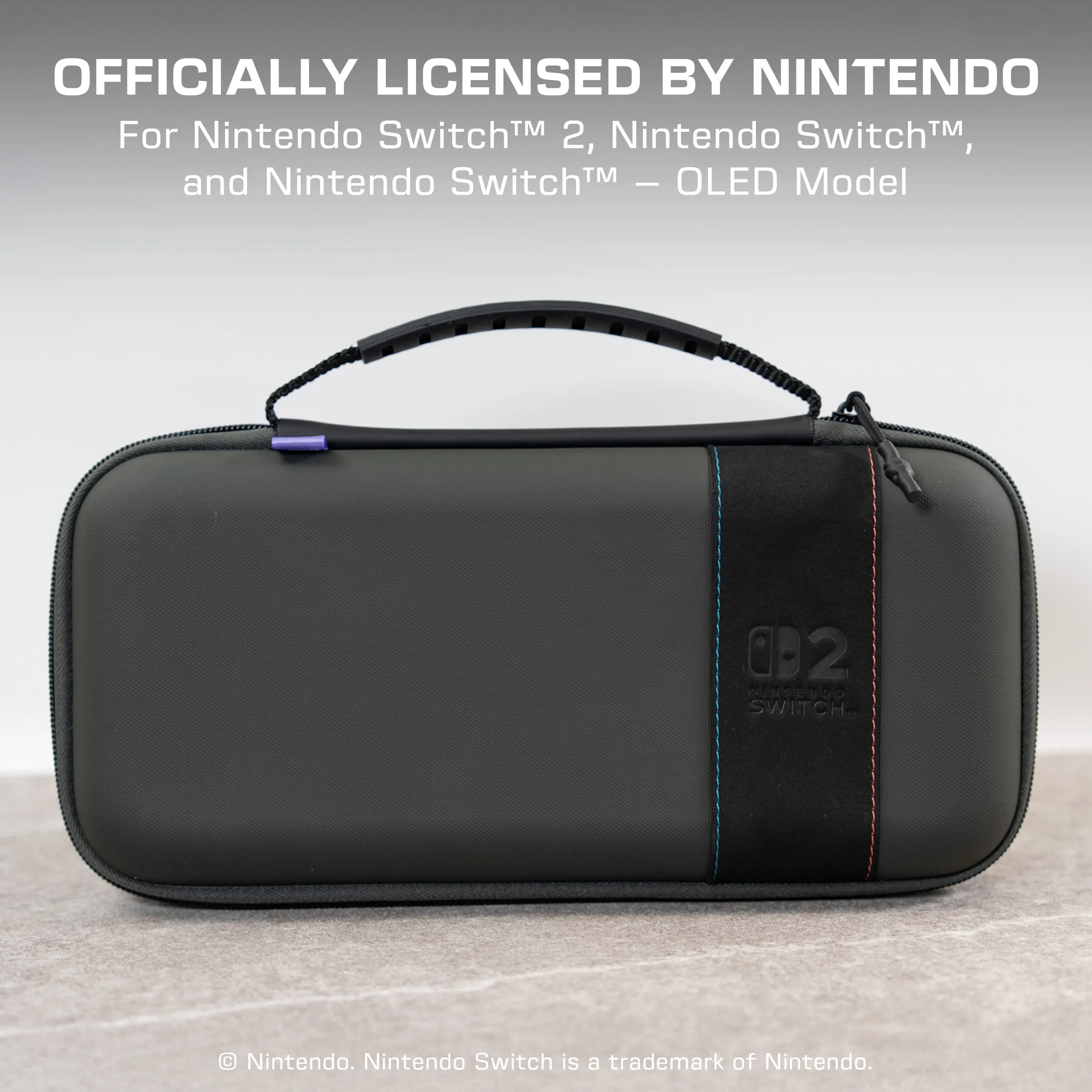 Custodia nera Nintendo Switch con manico, striscia nera verticale e logo Nintendo Switch.