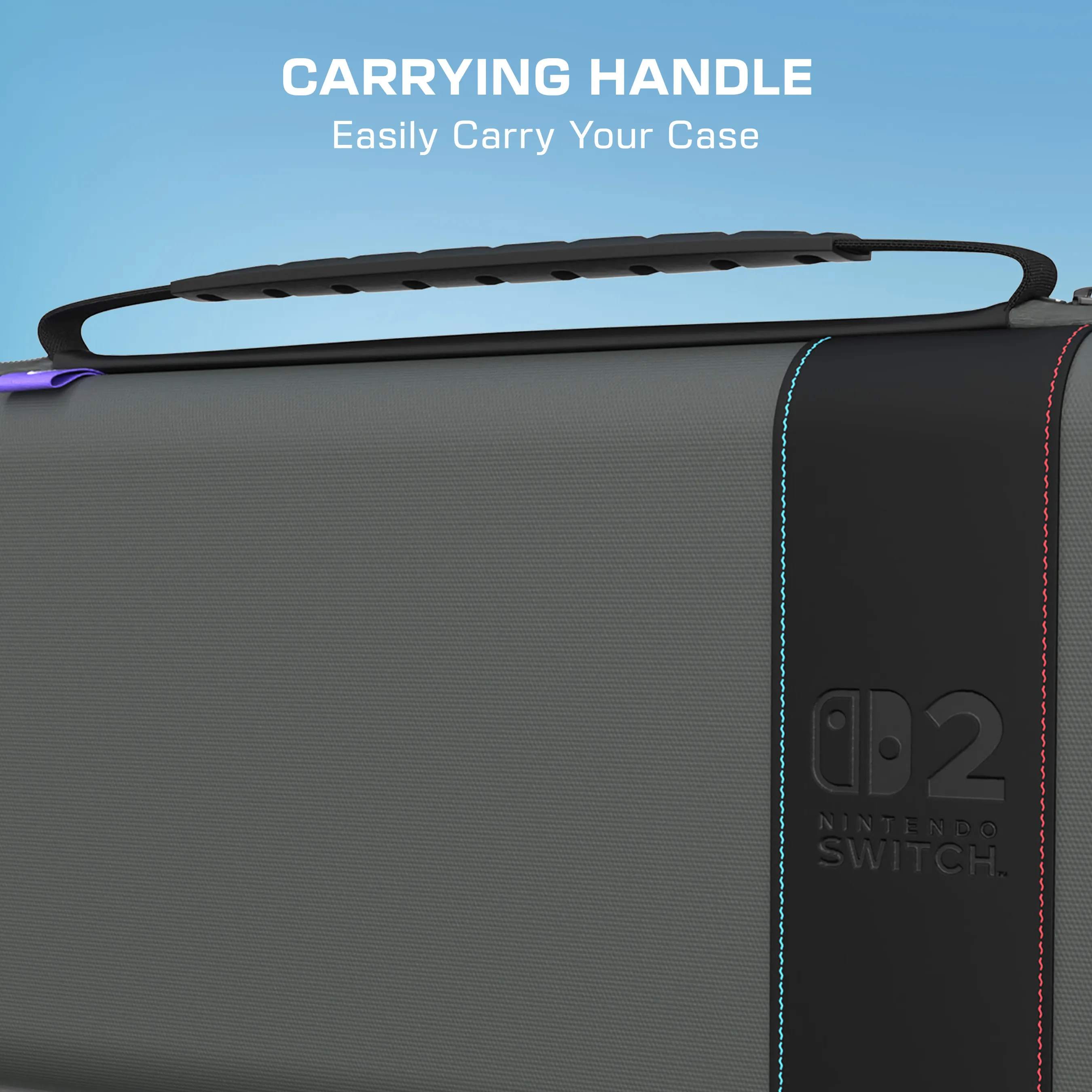Primo piano di una custodia grigia per Nintendo Switch con maniglia nera. La custodia ha una striscia nera con il logo Nintendo Switch.