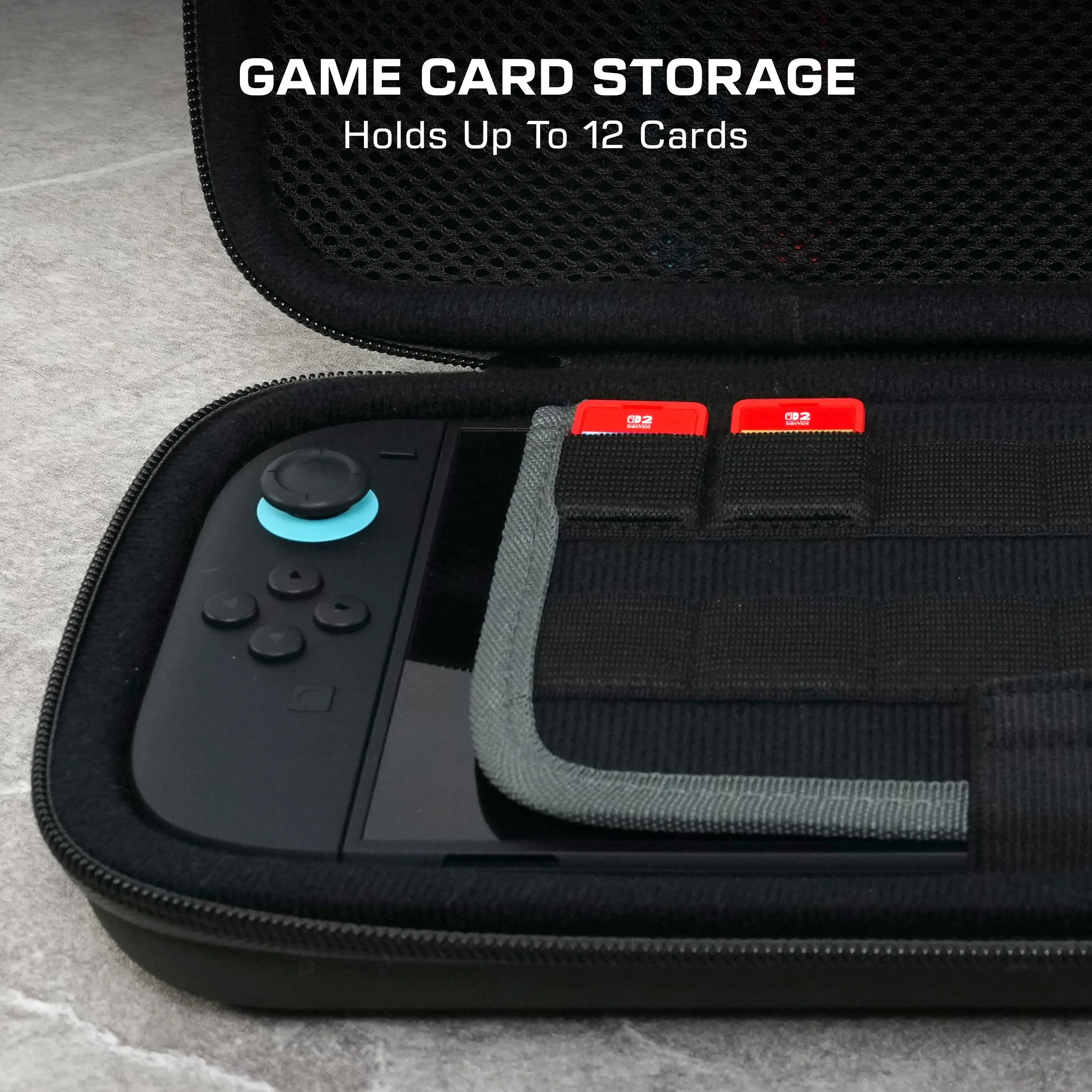Custodia aperta per carte di gioco con Switch. Due carte di gioco rosse visibili. La custodia è nera.