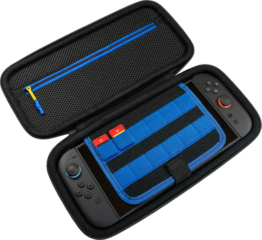 Custodia nera aperta con Switch all'interno. La custodia ha una cerniera blu. Switch ha pulsanti blu e arancioni e sono visibili due cartucce di gioco.