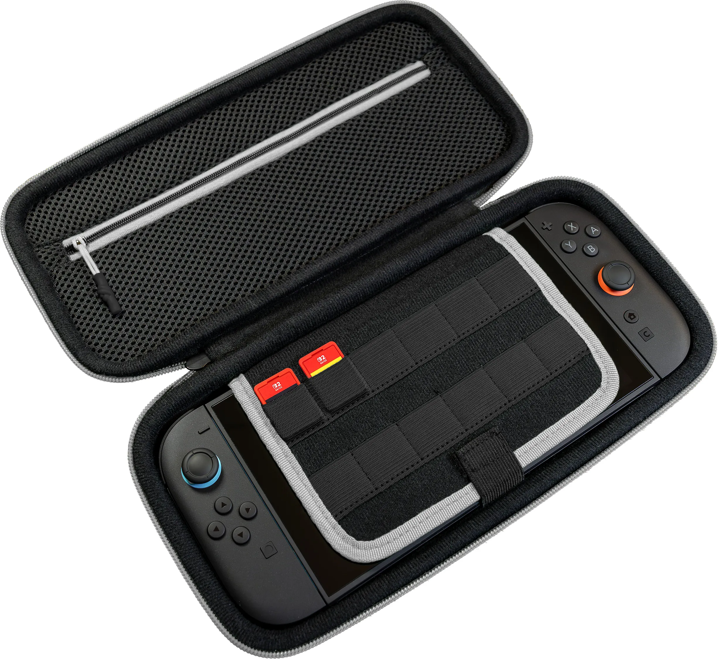 Étui Switch noir ouvert avec Switch à l'intérieur. L'étui a un dessus en maille et une fermeture éclair. Comprend deux cartes de jeu.