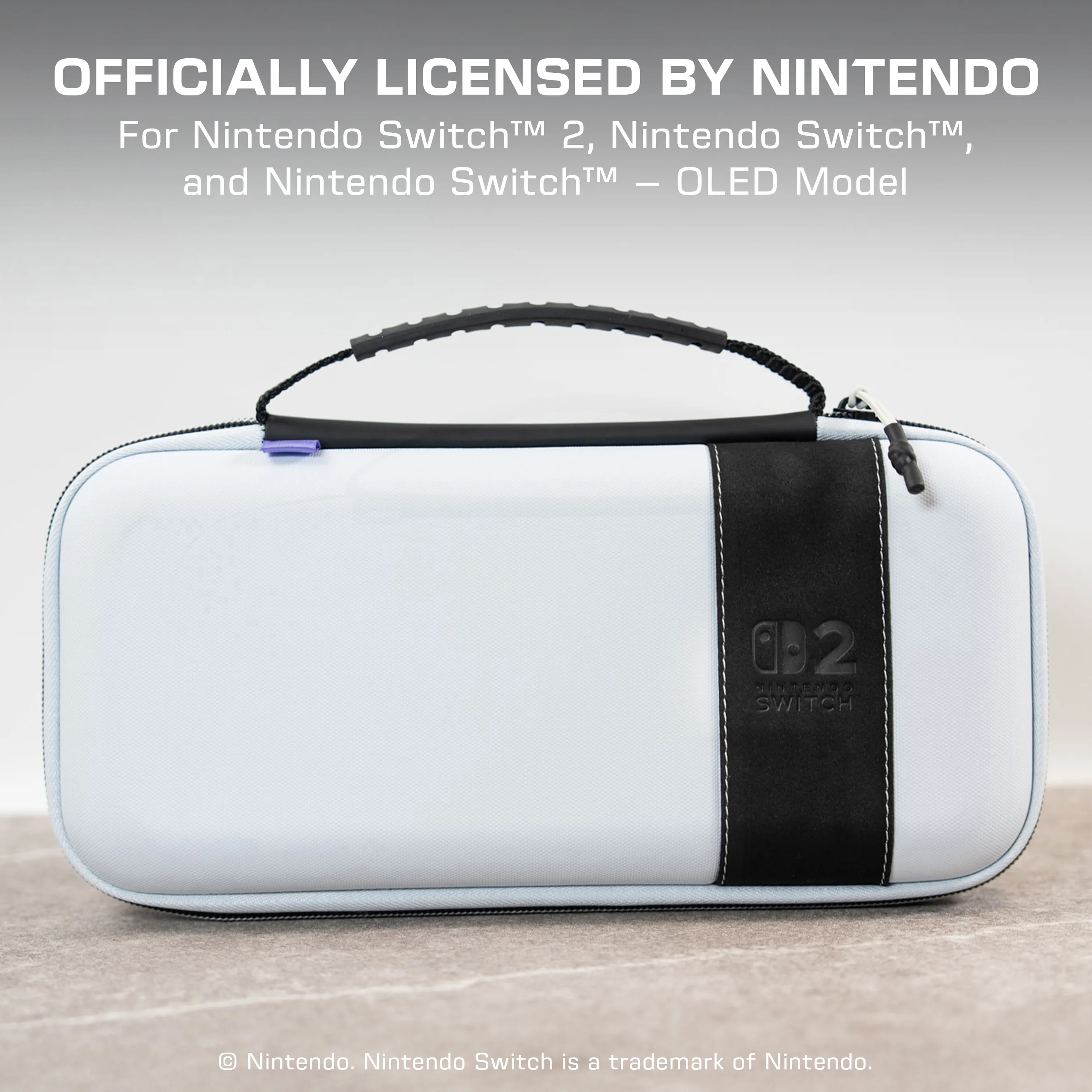 Une housse Nintendo Switch bleu clair avec une bande et une poignée noires. Le logo Nintendo Switch est visible.