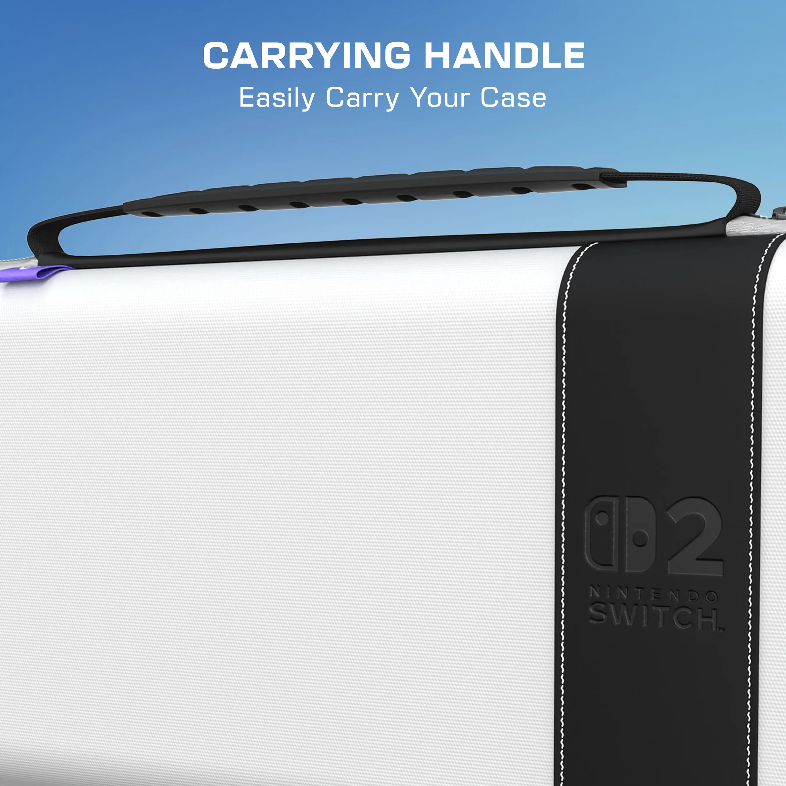 Étui blanc avec poignée noire. Bande noire avec logo Nintendo Switch. Fond de ciel bleu.