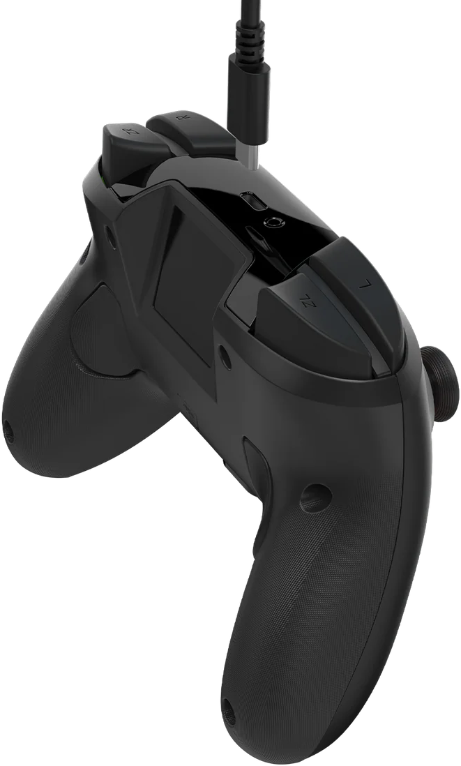 Schwarzer Gamecontroller mit eingestecktem Kabel. Tasten, Trigger und ein Joystick sind sichtbar. Der Controller ist abgewinkelt.