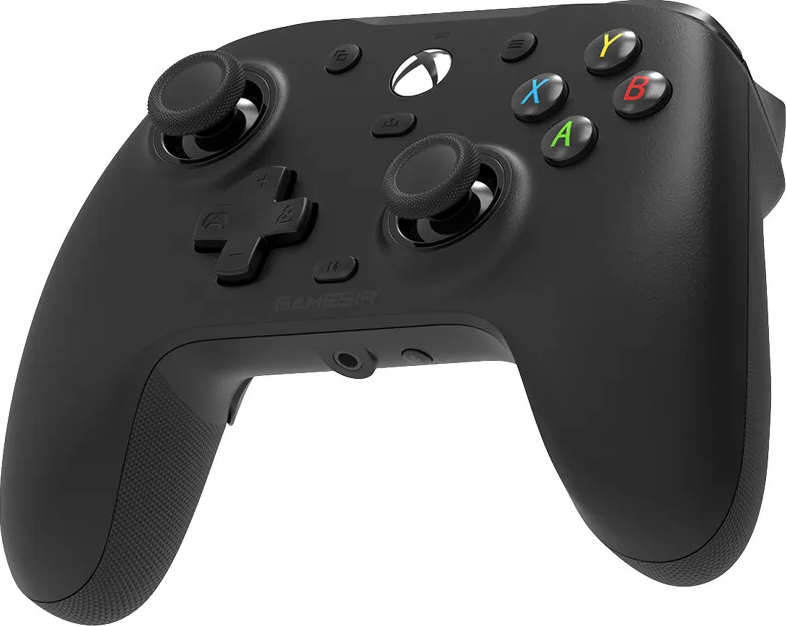 Un controller Xbox nero. Ha pulsanti verdi, gialli, rossi e blu. Sono visibili due joystick e un D-pad.