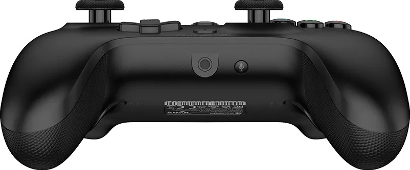 Un controller di gioco nero è centrato. Ha pulsanti, joystick e un'impugnatura strutturata. È visibile una porta per microfono.