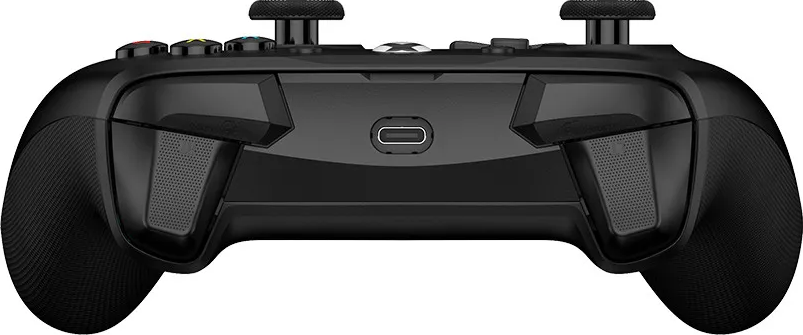 Primo piano di un controller di gioco nero. Sono visibili pulsanti, joystick e una porta USB-C. Il design è elegante.