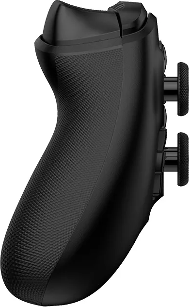 Un controller gamepad nero. Ha impugnature e pulsanti strutturati. Lo sfondo è bianco.