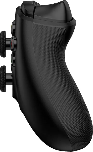 Un gamepad nero con impugnatura strutturata, pulsanti e joystick. Il gamepad è angolato, mostra i dettagli laterali, su sfondo bianco.