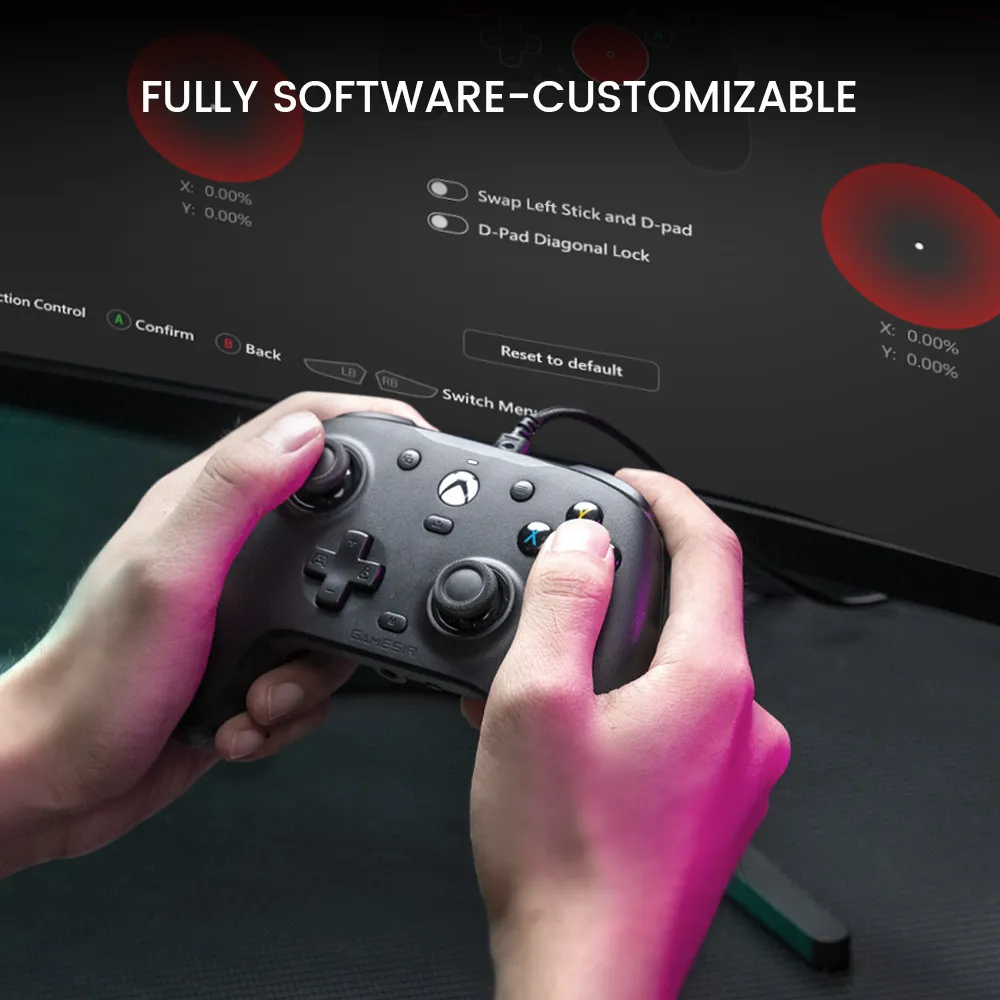 Mani che tengono un gamepad grigio di fronte a un monitor che mostra le opzioni di personalizzazione. Lo schermo mostra le impostazioni.