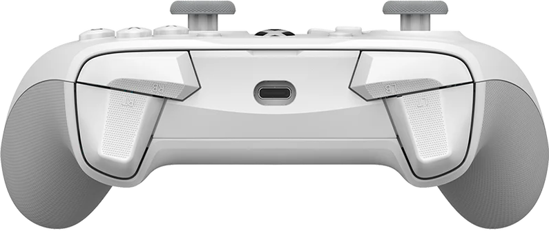 Ein weiß-grauer Xbox-Controller, der die Rückseite zeigt. Merkmale sind Trigger, Stoßfänger, ein USB-C-Anschluss und strukturierte Griffe.