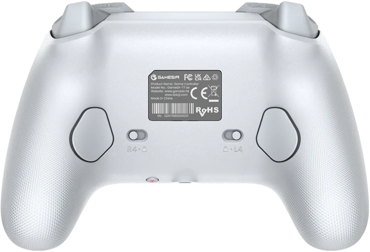Die Rückseite eines weißen GameSir-T7 se-Gamecontrollers. Es hat Knöpfe, Seriennummer und Produktinformationen auf der Oberfläche.