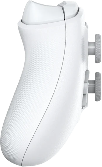 Seitenansicht eines weißen Gamecontrollers. Er hat eine strukturierte Grifffläche und Knöpfe. Der Controller ist vor schwarzem Hintergrund.