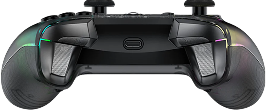 Nahaufnahme eines schwarzen Gaming-Controllers mit strukturierten Griffen. Er hat zwei Joysticks, Tasten und einen USB-C-Anschluss. Der Controller hat farbige Akzente.