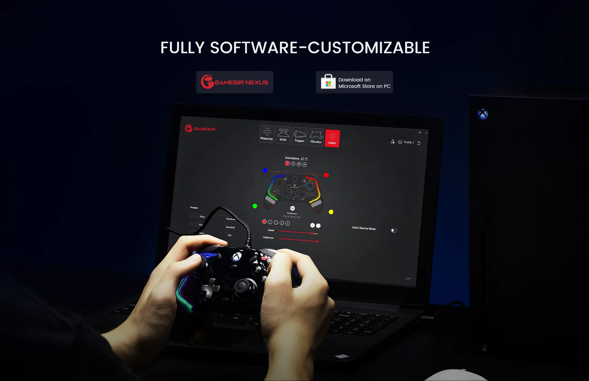 Hände halten einen Controller mit einem Laptop, der eine Softwareschnittstelle anzeigt. Im Hintergrund ist eine Xbox.