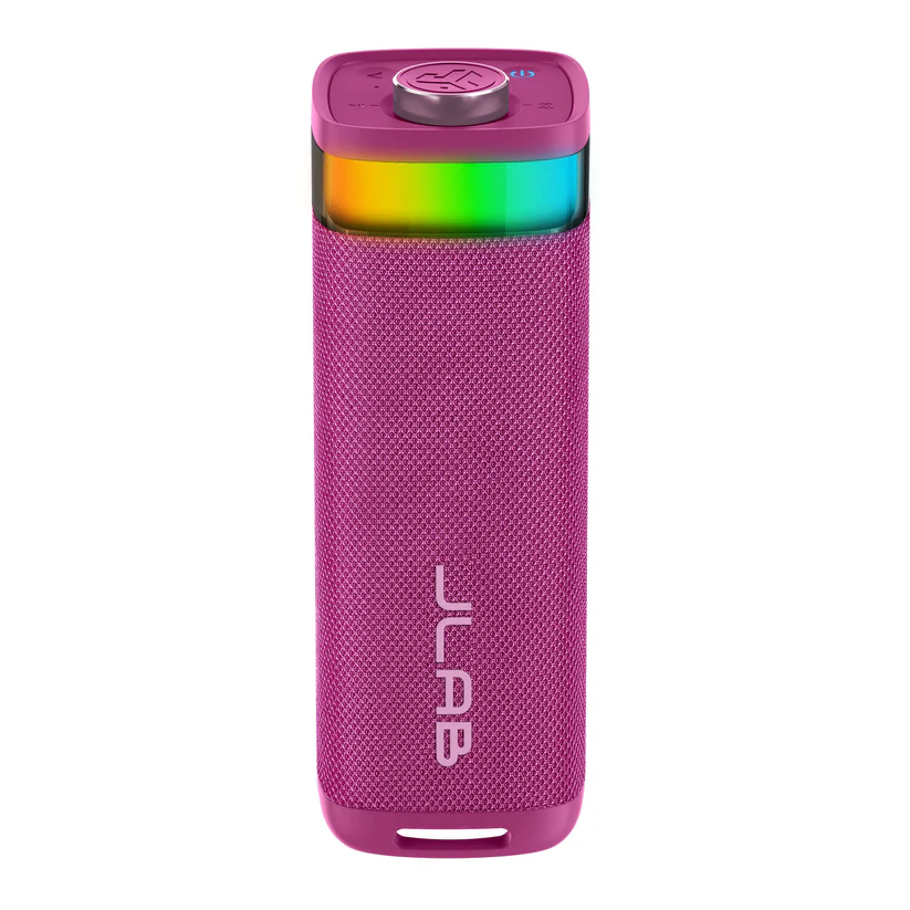 Ein magentafarbenes JLab-Lautsprecher mit Netzstruktur. Er hat eine Regenbogen-Lichtleiste und eine Oberseite mit Knöpfen und einem Logo.
