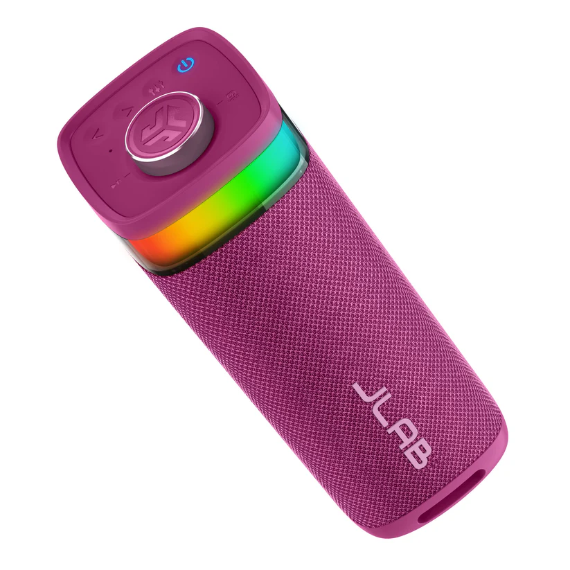 Ein magentafarbenes JLab-Lautsprecher mit zylindrischem Körper und rechteckiger Oberseite. Es hat einen Regenbogen-Lichtring und Bedientasten.