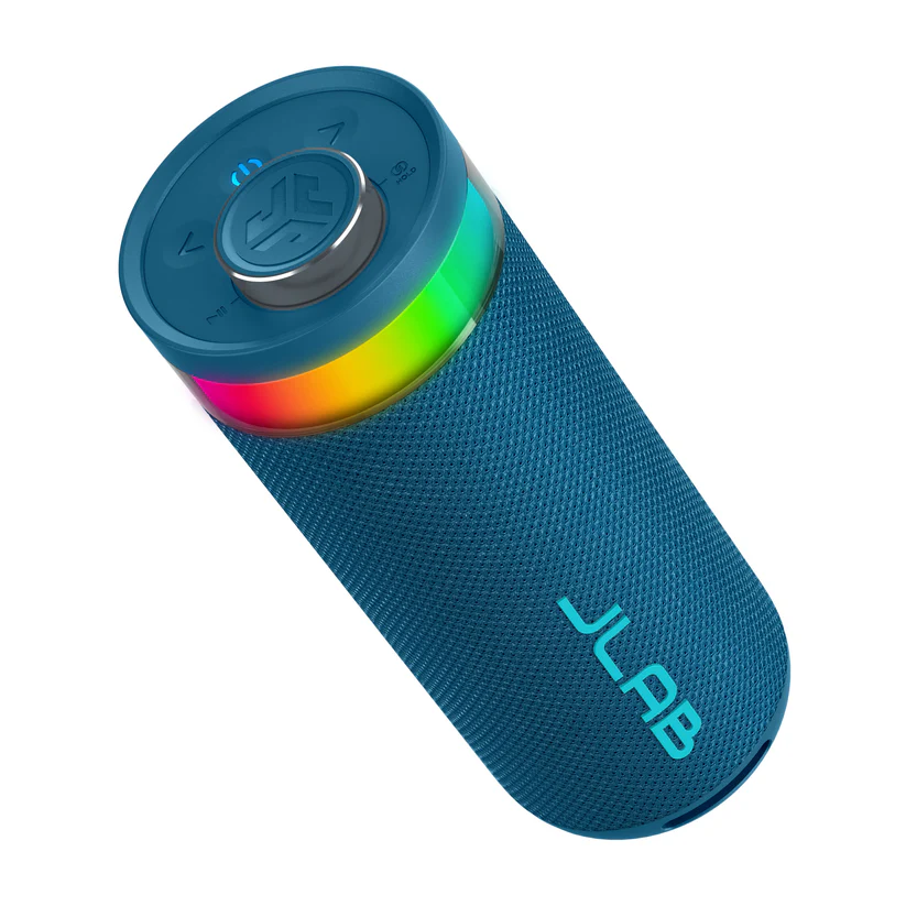 Blauer zylindrischer Lautsprecher mit Regenbogenlichtring. Es hat das JLab-Logo. Tasten und Bedienelemente befinden sich oben.