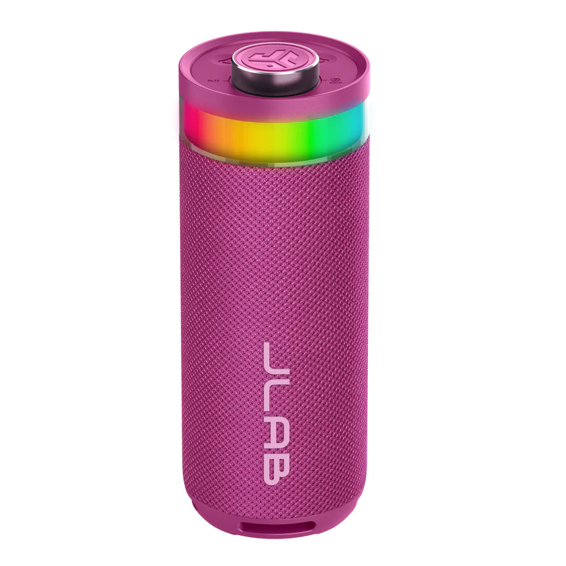 Ein pinkfarbener JLab-Lautsprecher mit Regenbogenlicht. Er hat eine metallische Oberseite mit Knöpfen. Das JLab-Logo ist sichtbar.