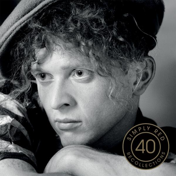 Monokróm portré göndör hajú, kalapos férfiról, aki a karjára támasztja a fejét. Egy jelvény azt mondja: Simply Red 40 Recollections.