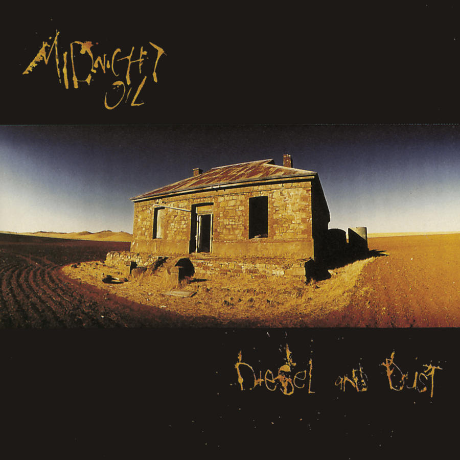 Ein altes Steingebäude steht an einer staubigen Straße unter blauem Himmel. Der Albumtitel 'Diesel and Dust' erscheint darunter.