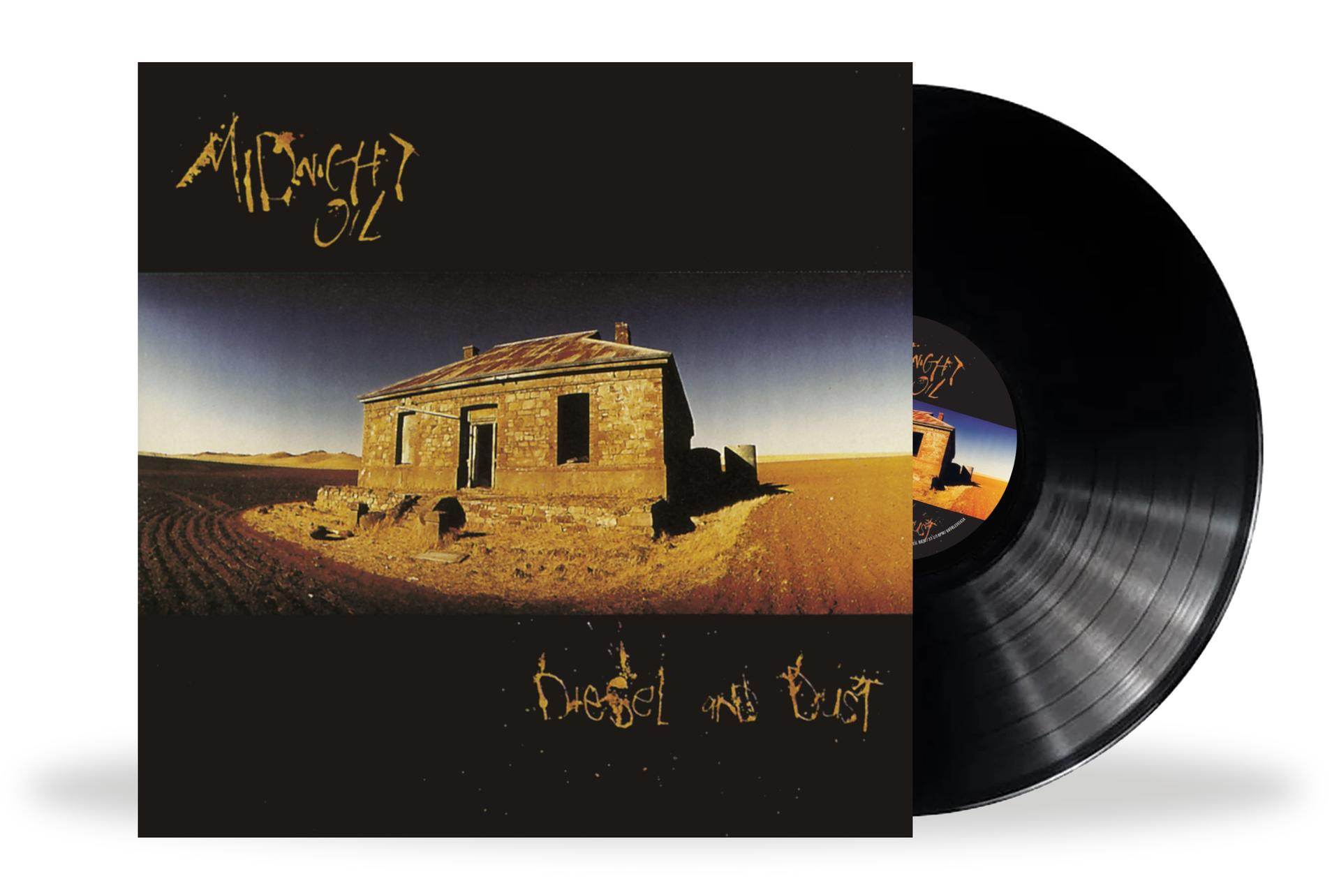 Albumcover: Wüstenlandschaft mit Steinhaus, Vinyl-Schallplatte rechts. Titel 'Diesel and Dust' und Bandname 'Midnight Oil'.