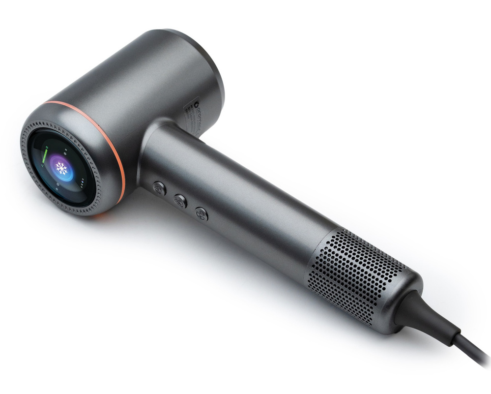 Szara suszarka do włosów z cyfrowym wyświetlaczem z ikoną płatka śniegu. Na białym tle.