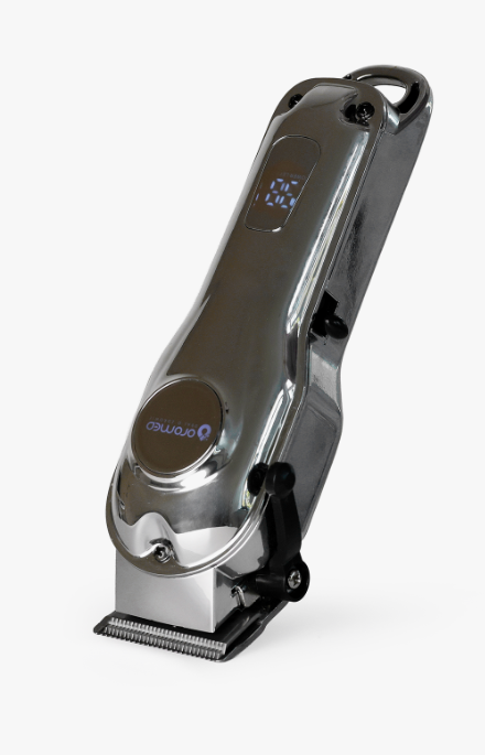 Chromowana maszynka do włosów z cyfrowym wyświetlaczem. Czarny uchwyt i ostrza. Białe tło.