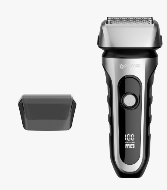 Golarka elektryczna ze srebrną głowicą i czarnym uchwytem. Osobna czarna osłona po lewej. Wyświetlacz pokazuje pozostałą moc.