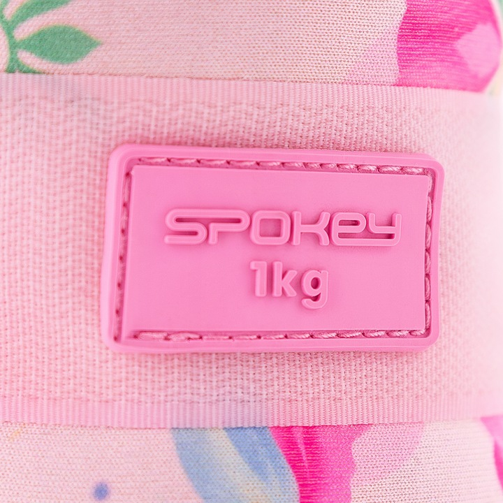 Różowa etykieta z 'SPOKEY 1kg' na jasnoróżowym materiale. W tle wzory kwiatowe.