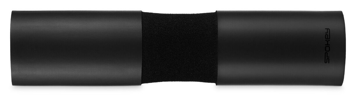Czarna nakładka na sztangę z piankowym środkiem i gładkimi zewnętrznymi rękawami. Z napis Spokey.