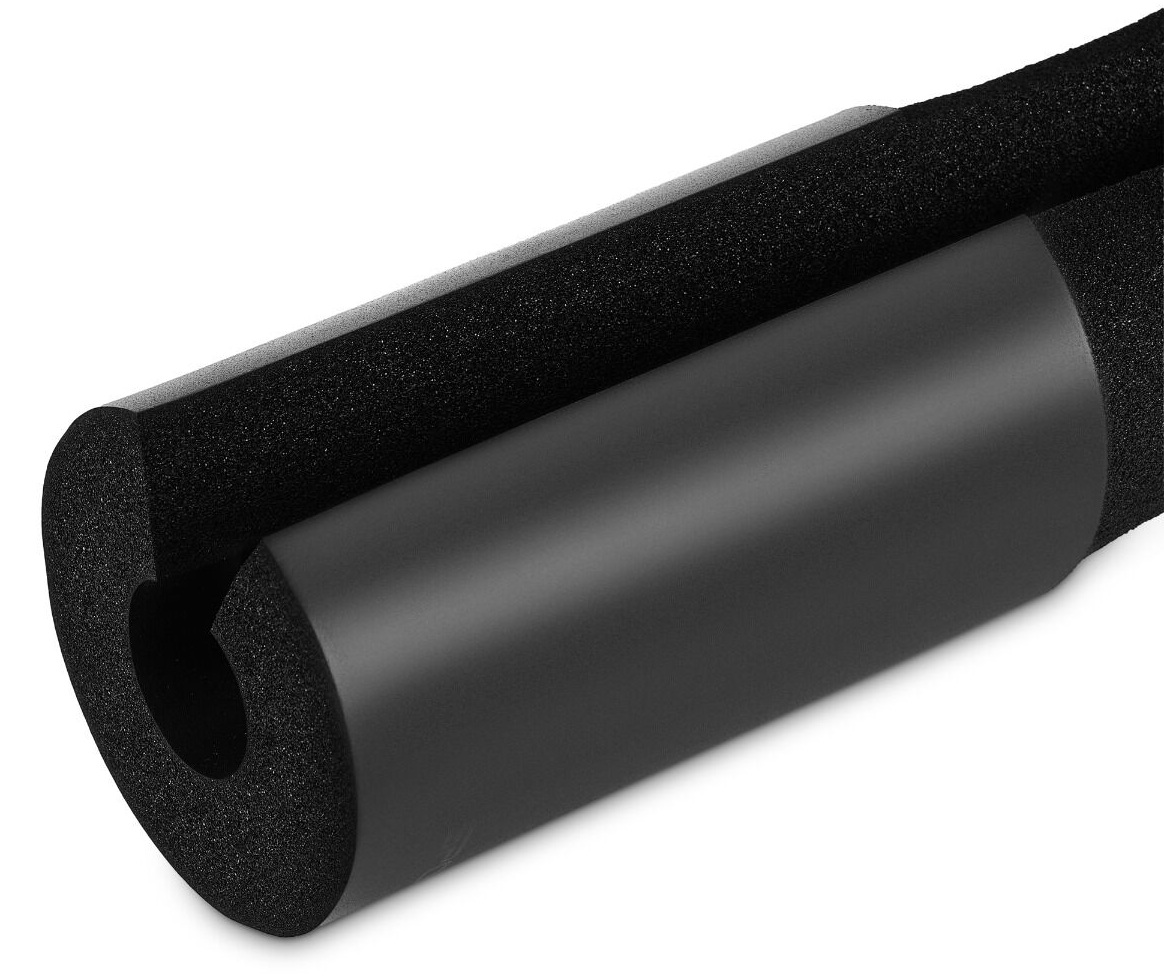 Czarna nakładka na sztangę. Jest cylindryczna, wykonana z pianki i ma gładką czarną osłonę. Tło jest białe.
