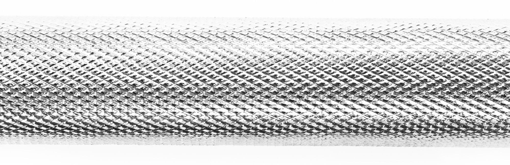 Zbliżenie metalowego uchwytu sztangi z diamentowym wzorem dla uchwytu, na białym tle.