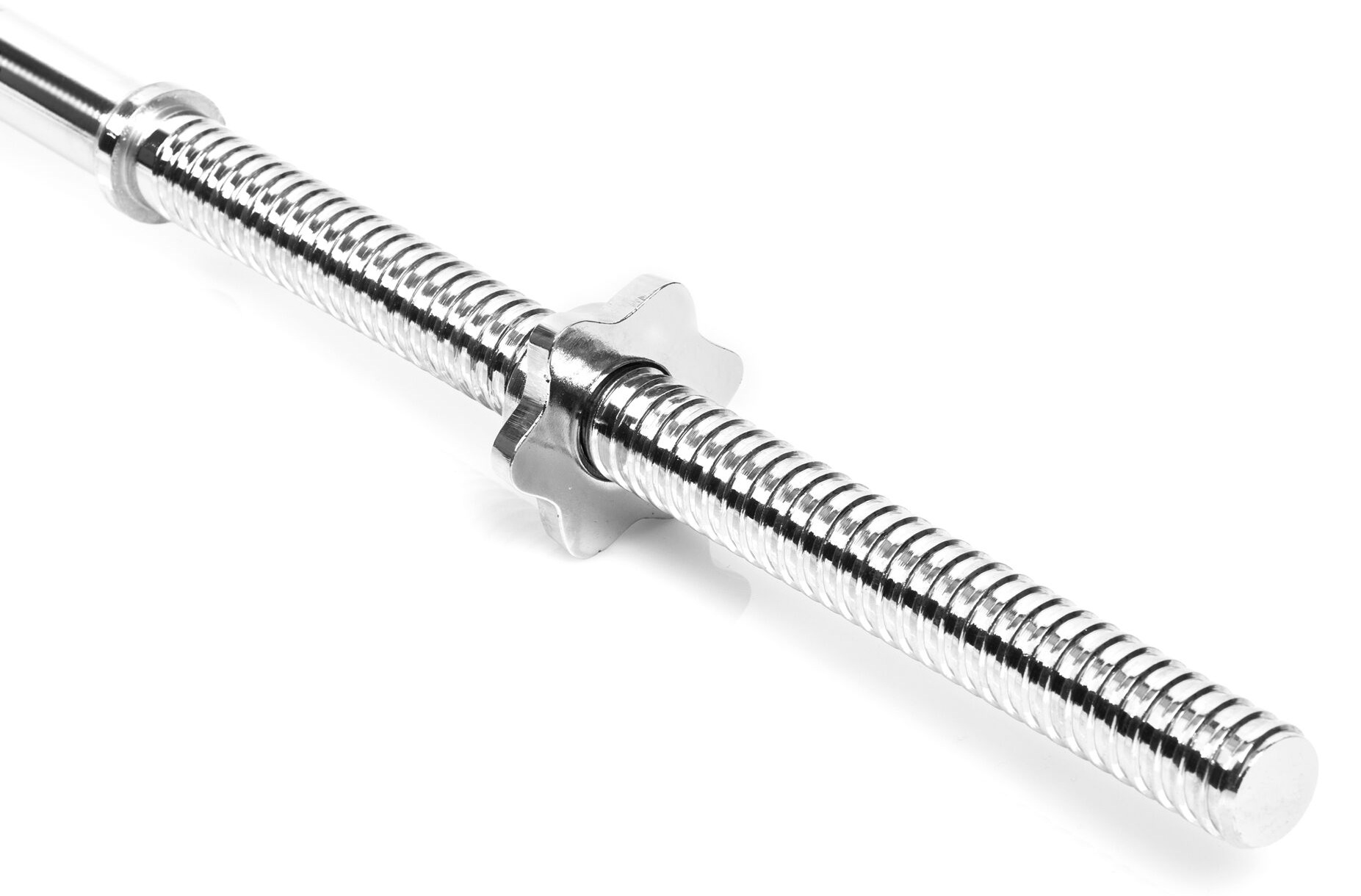 Zbliżenie chromowanej sztangi, z radełkowanym uchwytem i kołnierzami na białym tle.