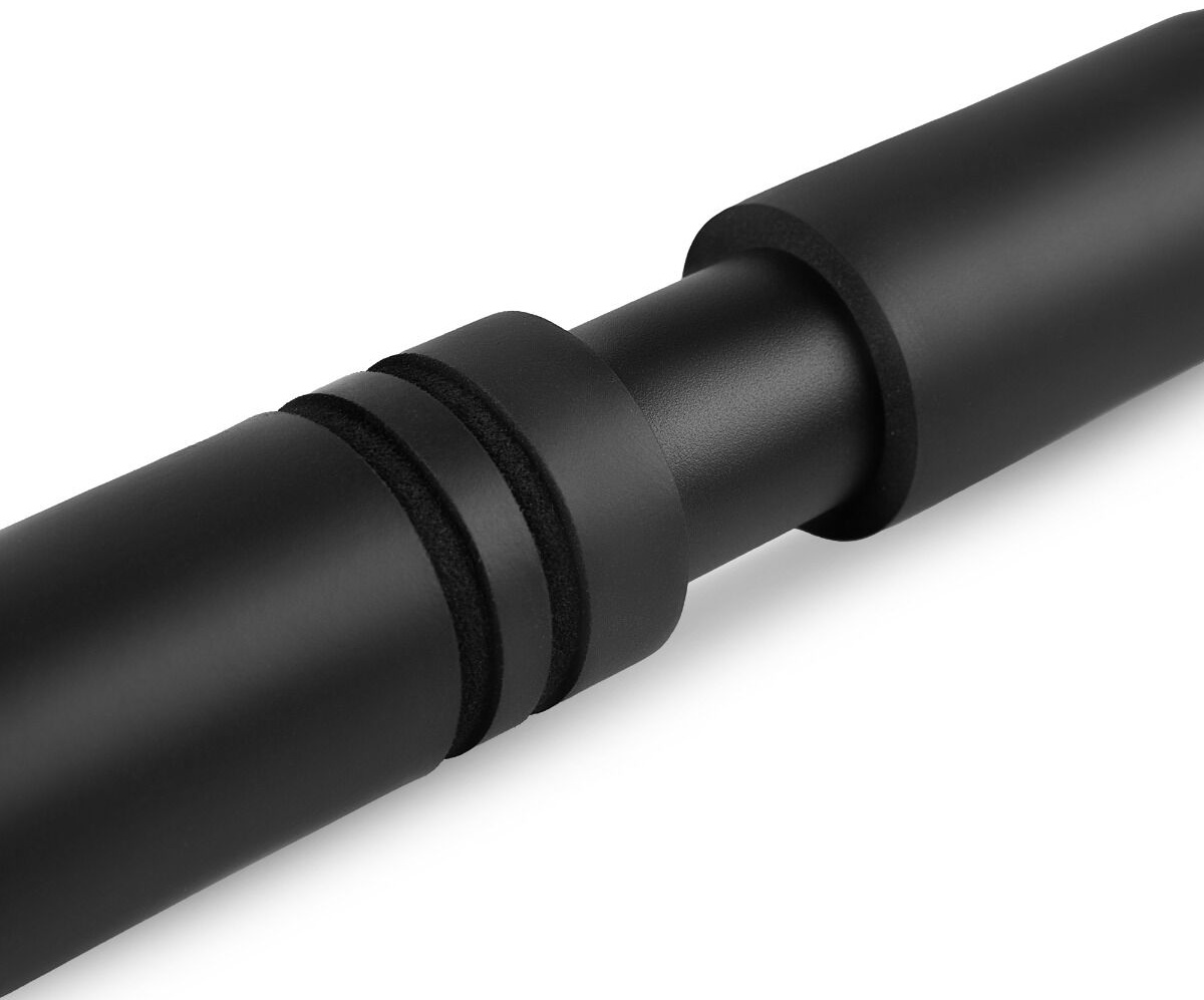 Zbliżenie czarnego metalowego pręta z piankowymi pierścieniami. Pręt jest cylindryczny, pierścienie mają teksturę, a tło jest białe.