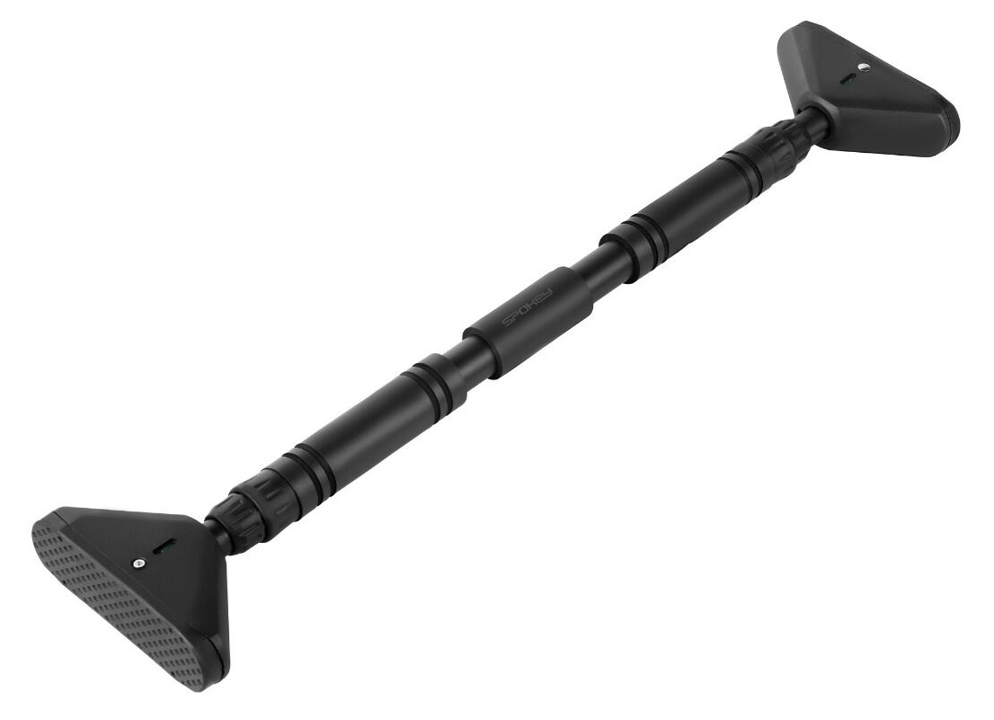 Czarny drążek do podciągania z logo 'Spokey'. Posiada dwie duże, kątowe podkładki na każdym końcu do montażu.