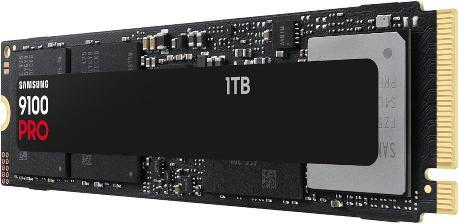 Bir NVMe SSD. Siyah gövdesi üzerinde 'SAMSUNG 9100 PRO' ve '1TB' yazıları var. Sağda altın konektör. Koyu renkli devre kartı.