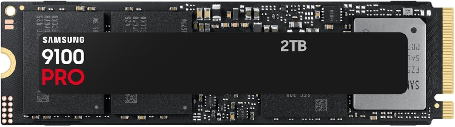 Beyaz 'SAMSUNG 9100 PRO' ve '2TB' yazılı siyah bir SSD sürücü. Gümüş ve altın bileşenlere sahip.