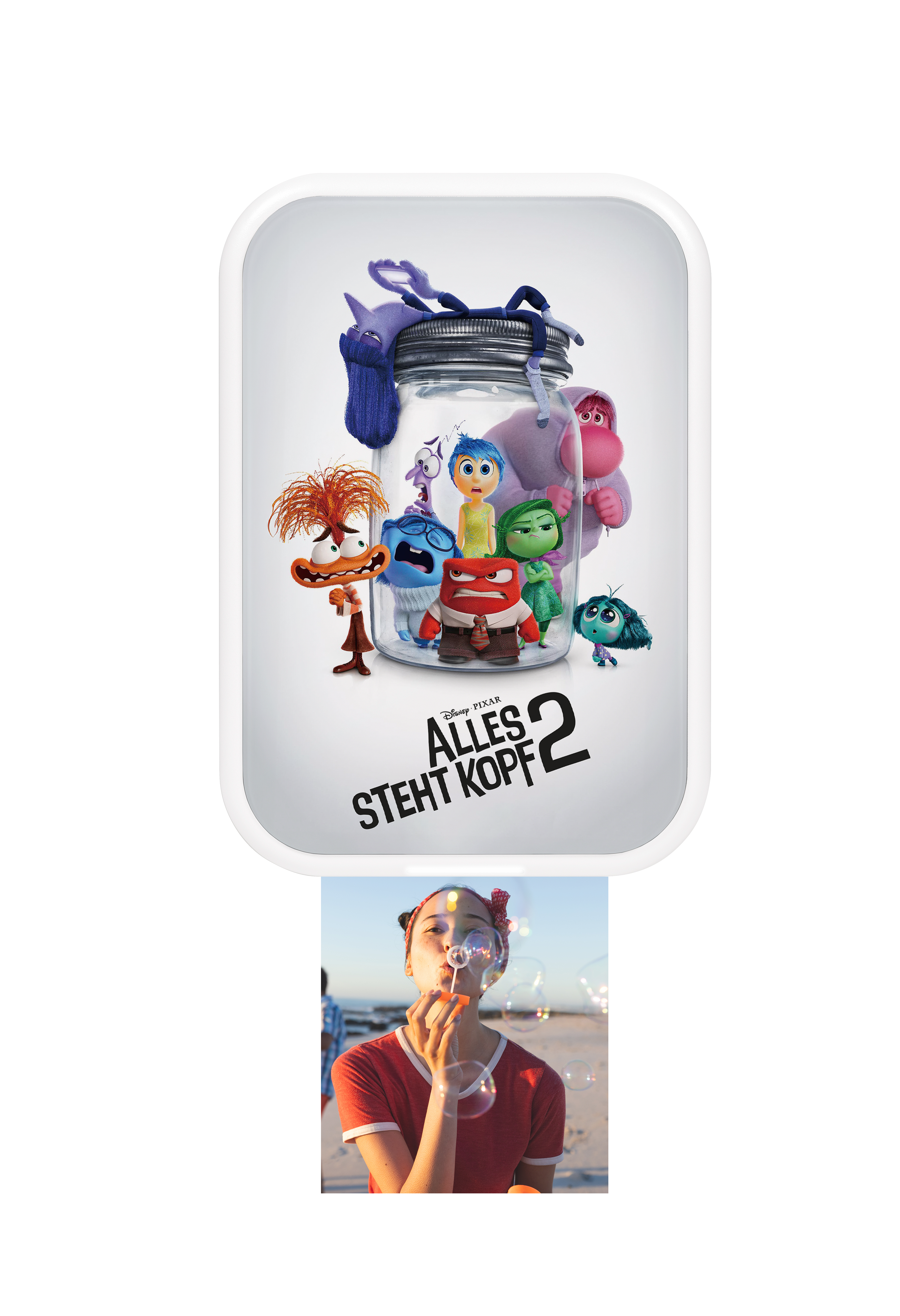 Inside Out 2-Poster mit Charakteren in einem Glas und eine Frau, die am Strand Seifenblasen bläst.
