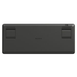 Un teclado negro con la marca SONY en el centro. Tiene dos soportes rectangulares a cada lado.