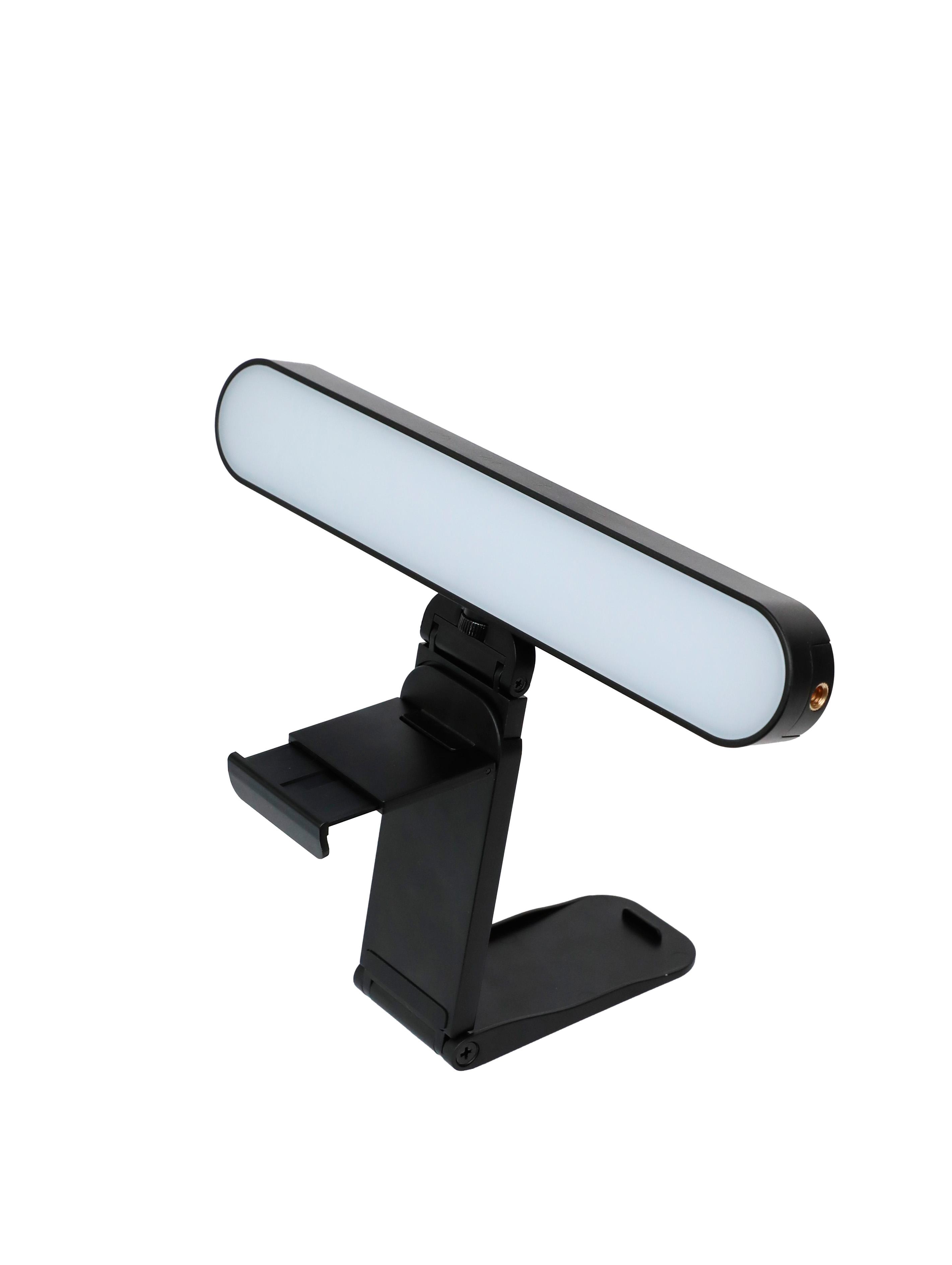 Eine schwarze Schreibtischlampe mit länglichem Licht. Es steht vor weißem Hintergrund.